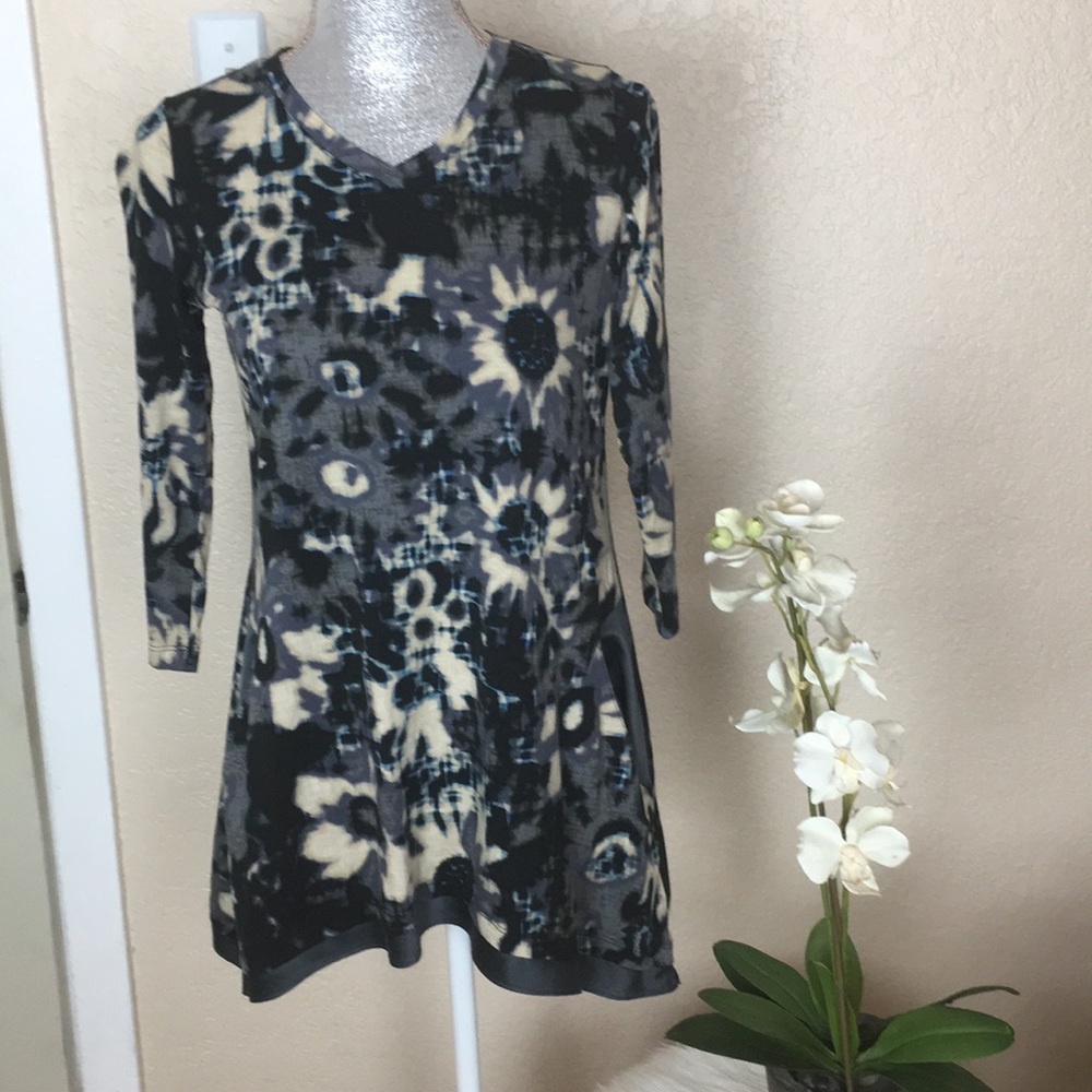 LOGO Lori Goldstein batik tunic